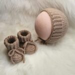 Βρεφικό σετ πλεκτά παπουτσάκια αγκαλιάς και σκουφάκι.