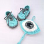 Βρεφικό πλεκτό σετ παπουτσάκια αγκαλιάς & πλεκτό γούρι μάτι "menta" για  μωράκια