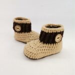 Πλεκτά μποτάκια αγκαλιάς με ξύλινο κουμπάκι